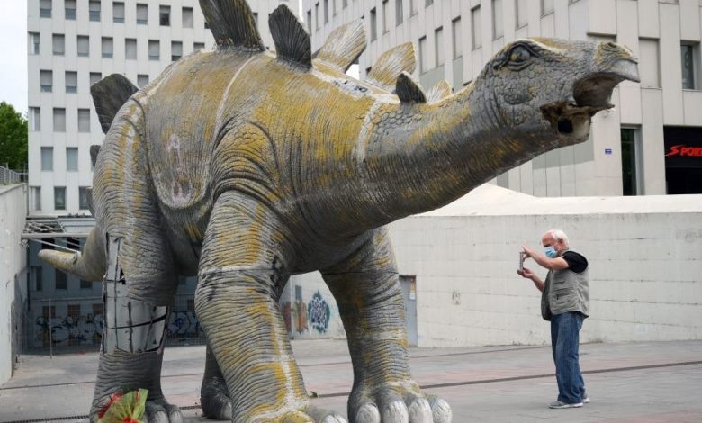 جثة رجل داخل تمثال ديناصور تحير الشرطة الإسبانية تمثال ديناصور