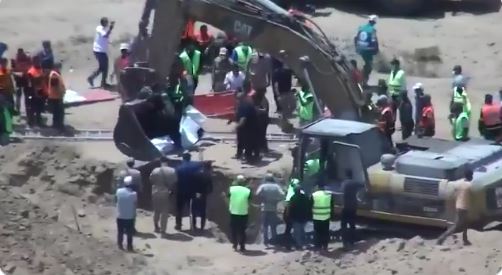 شاهد لحظة استخراج جثث عناصر حماس المختبئة داخل الأنفاق بعد قصفها بالطيران الإسرائيلي في غزة جثث