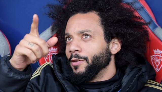 سيدة عجوز تتطوع للسماح بسفر مارسيلو مع الريال مارسيلو