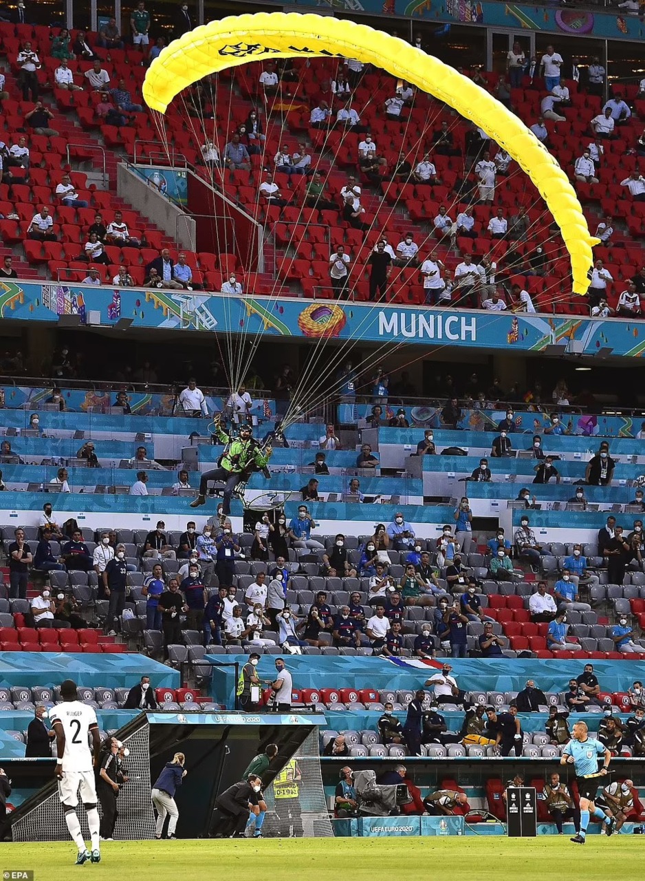 شاهد.. هبوط شراعي فاشل يتسبب بإصابة مشجعين قبل قمة فرنسا وألمانيا شراعي