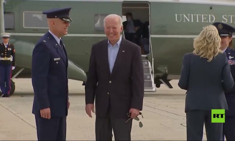 شاهد ردة فعل بايدن عندما هاجمته حشرة قبيل مغادرته واشنطن 333606