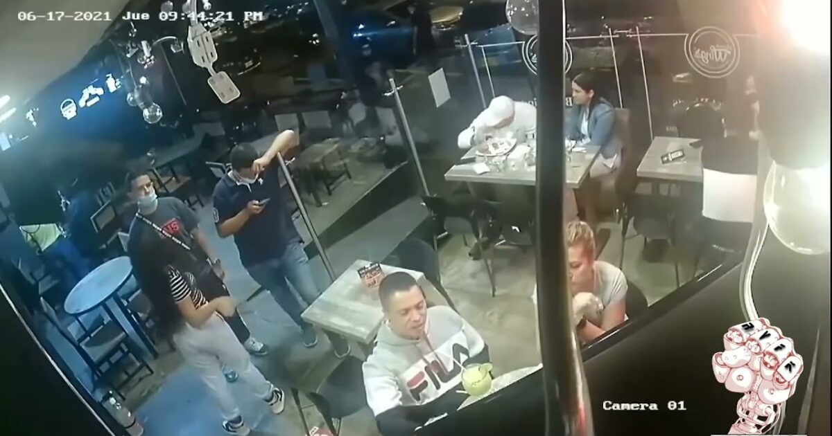 لو حدث سطو مسلح وأنت تأكل طعامك.. هل ستتصرف مثل هذا الشخص؟ 337636