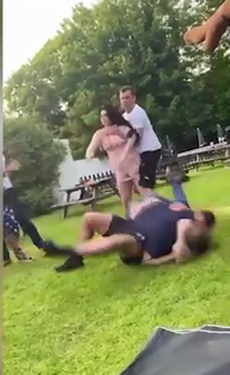 شاهد مشاجرة عنيفة بين الزبائن داخل حديقة بعد تناول الكحول بمدينة دوفر البريطانية image 2021 06 09 170340