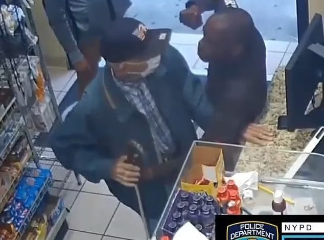 شاهد شاب أمريكي من أصول إفريقية يعتدي بوحشية على مسن داخل مقهى بنيويورك اعتداء
