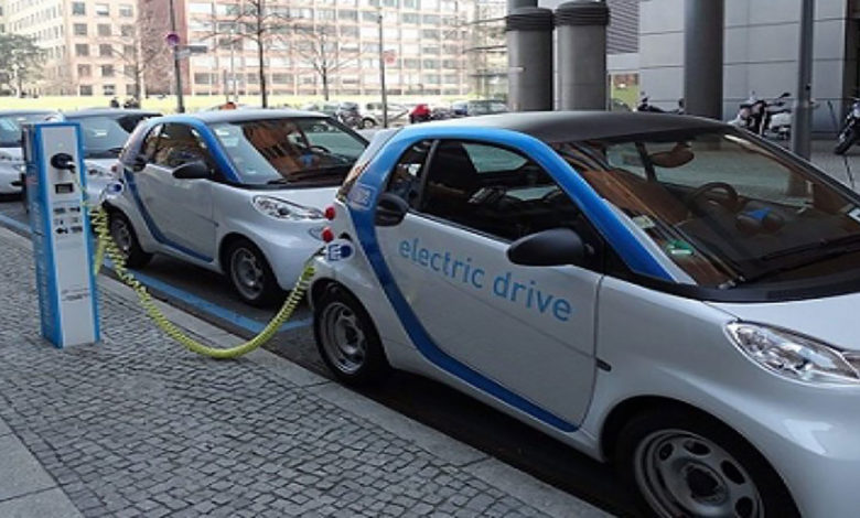 شاهد.. سيارة كهربائية تركن نفسها بنفسها سيارة 1