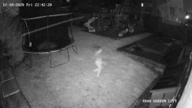 سيدة تقتحم منزل