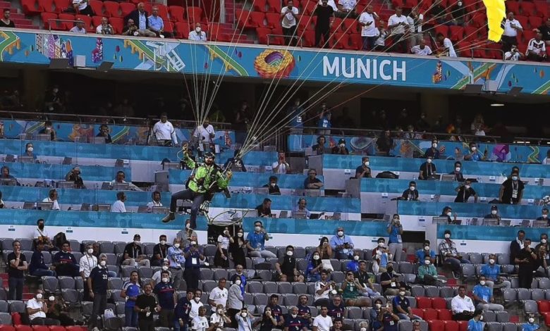 شاهد.. هبوط شراعي فاشل يتسبب بإصابة مشجعين قبل قمة فرنسا وألمانيا شراعي