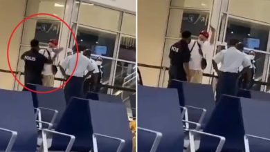 شرطي يصفع مغني