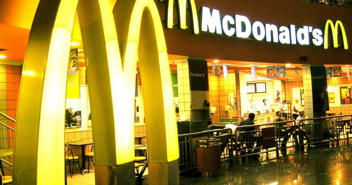 شاب أمريكي يتصل بالشرطة للإبلاغ عن مطعم ماكدونالدز بعدما قدموا له بطاطس باردة .. وعندما حضر رجال الأمن كانت المفاجأة! ماكدونالدز