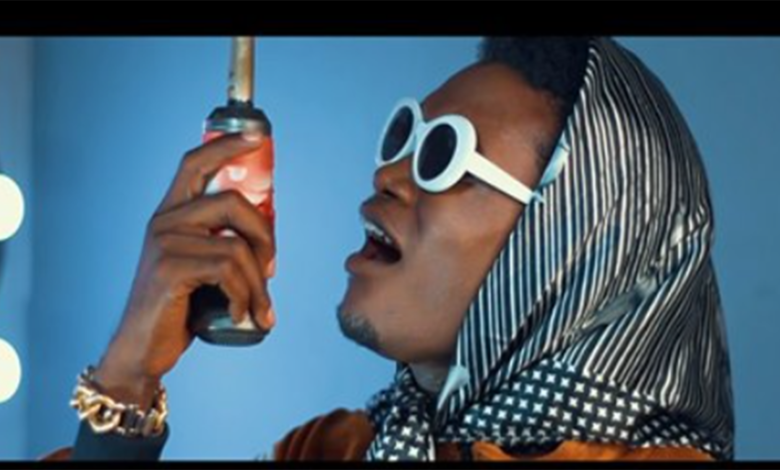 بالفيديو..مطرب تنزاني يثير أزمة بسبب أغنية "تملي معاك" لعمرو دياب مطرب