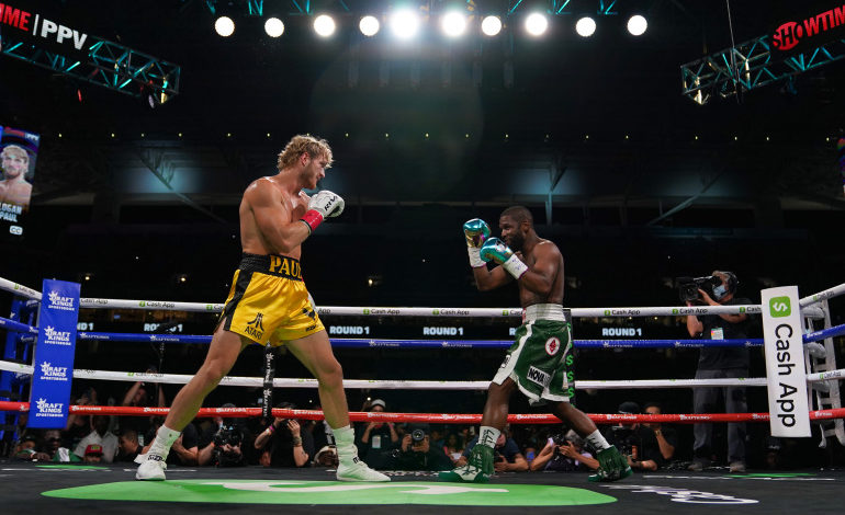 “شاهد” يوتيوبر شهير يصمد في العراك أمام بطل العالم في الملاكمة “مايويذر” ملاكمة