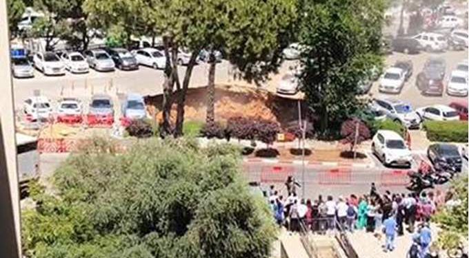 لحظة ابتلاع الارض لموقف للسيارات في إسرائيل | فيديو وصور موقف سيارات