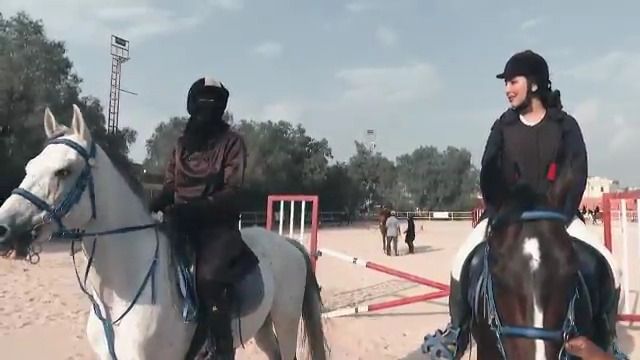 شاهد تدريب فتيات عسير على ركوب الخيل وقفز الحواجز تدريب فتيات ركوب الخيل