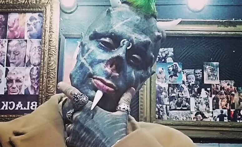 إزالة إصبع وزرع أنياب.. رجل يزعم أنه «شيطان» ويجري تعديلات مرعبة على جسده (صور) شيطان بشري