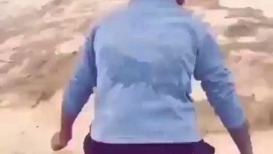 طفل في السيل