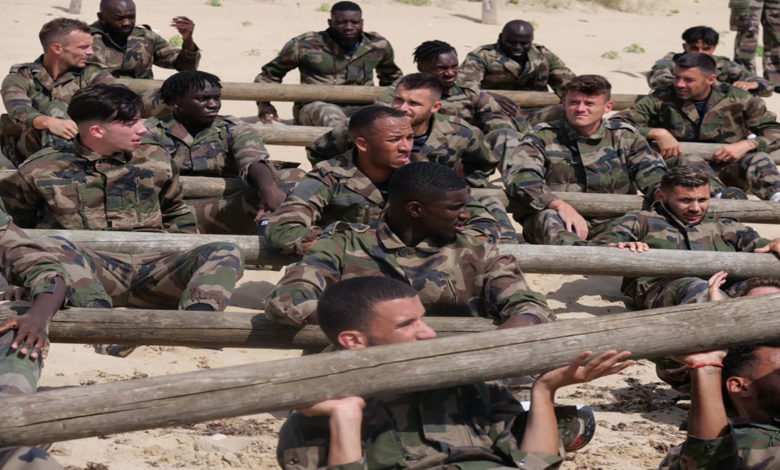 شاهد.. فريق كرة قدم فرنسي يخضع لتدريبات عسكرية فريق