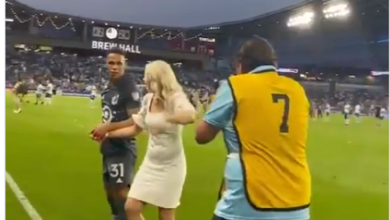 لاعب يفاجئ صديقته