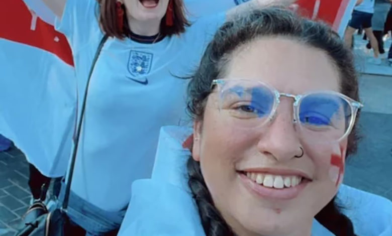 احتفلت بهدف هاري كين .. فتلقت اتصالاً بفصلها من عملها مشجعة