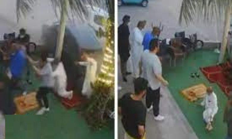 سيارة مسرعة تفاجئ عدد من المصلين أمام محل وتنحرف عليهم من الخلف.. شاهد ما حدث لأحدهم مصلين