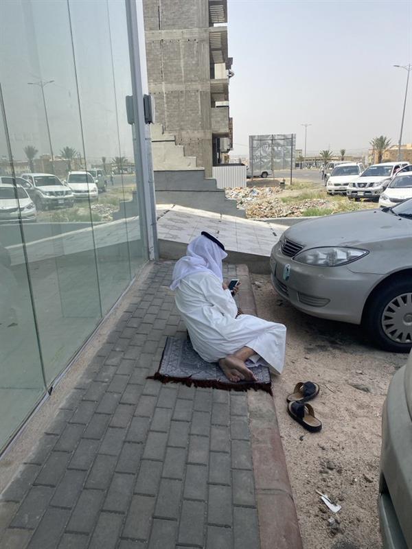 اب سعودي ينتظر ابنته