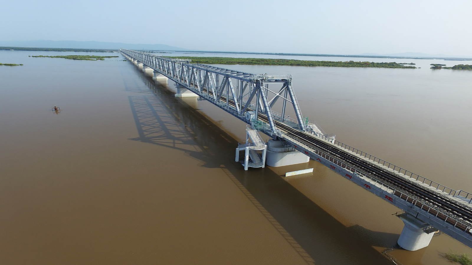جسر سكك حديد عابر لنهر بين الصين وروسيا