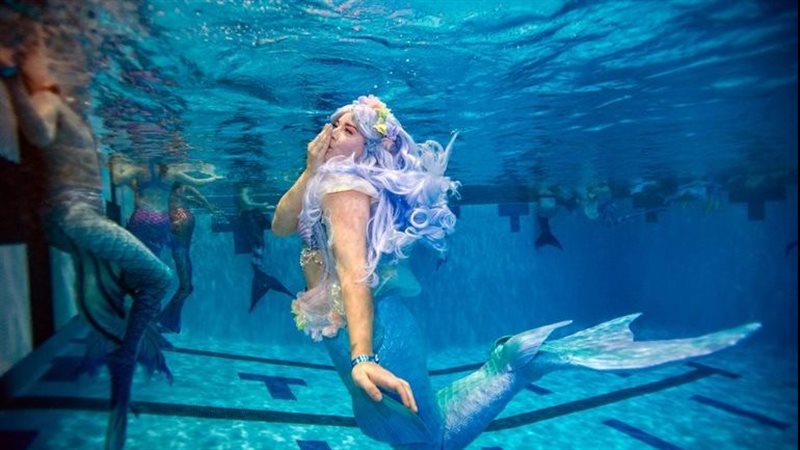 الحلم أصبح حقيقة.. أكبر تجمع لحوريات البحر بولاية أمريكية | صور حورية البحر