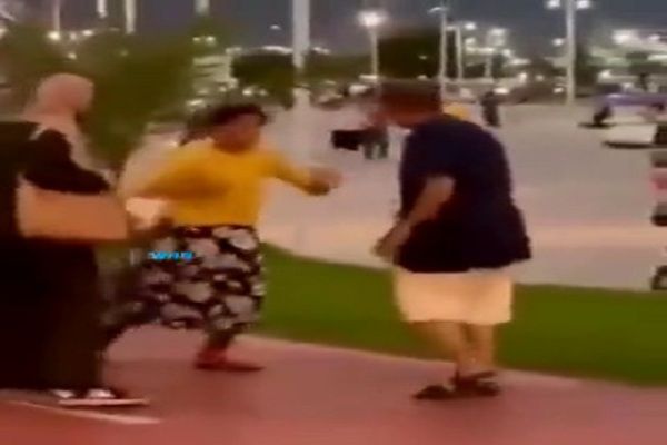 شاهد محاولة سرقة سائح سعودي وزوجته بالقوة في جورجيا سرقة سائح