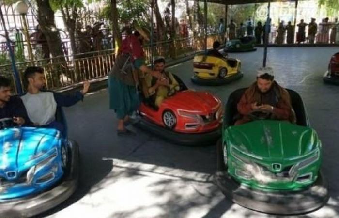 شاهد بالفيديو ما فعله عناصر من طالبان داخل مدينة ملاهي طالبان في الملاهي