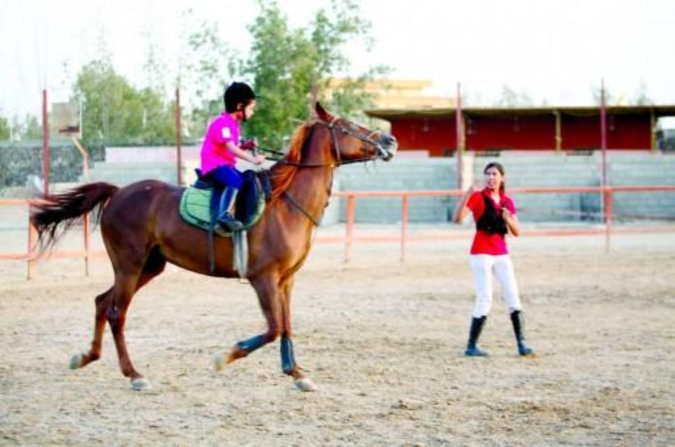 شاهد فتيات بجدة ينافسن الشباب في ممارسة الفروسية وترويض الخيول فروسية