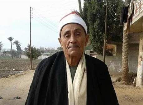 حسن الخاتمة.. وفاة مقرئ أثناء قراءة القرآن في عزاء قارئ