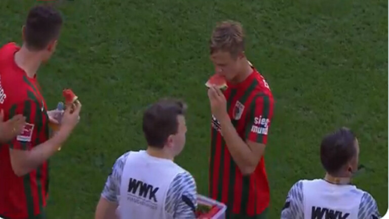 فريق ألماني يقدم البطيخ الأحمر للاعبيه لاستعادة طاقتهم فجاءت النتيجة "كارثية" (فيديو) لاعبون ياكلون البطيخ