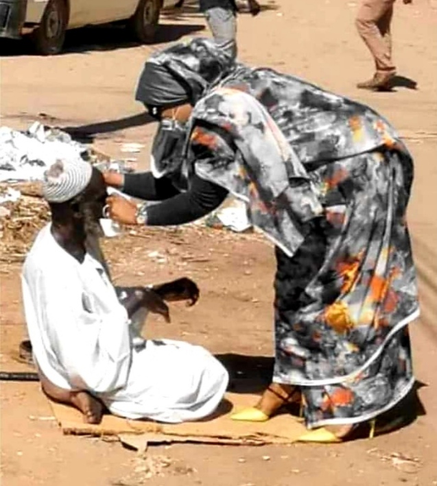 بالصورة : تفاعل غير مسبوق بمواقع التواصل مع صورة للفنانة ندى القلعة و هي تساعد مسنا على إرتداء كمامة طبية Screenshot ٢٠٢١٠٨١٠ ٢٠٠١٢٧