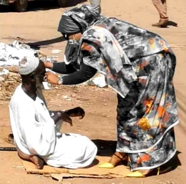 بالصورة : تفاعل غير مسبوق بمواقع التواصل مع صورة للفنانة ندى القلعة و هي تساعد مسنا على إرتداء كمامة طبية Screenshot ٢٠٢١٠٨١٠ ٢٠٠١٢٧