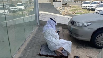 اب سعودي ينتظر ابنته