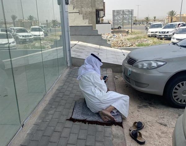 اب سعودي ينتظر ابنته