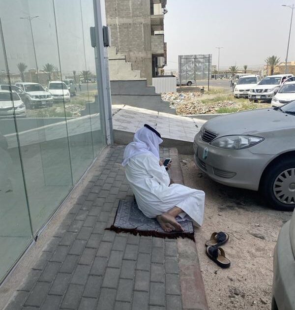 صورة لأب يفترش الأرض بإنتظار ابنته تثير ضجة على مواقع التواصل اب سعودي ينتظر ابنته