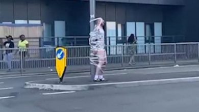 عريس معلقا على عمود إنارة