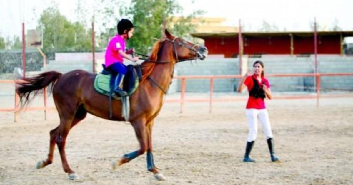 شاهد فتيات بجدة ينافسن الشباب في ممارسة الفروسية وترويض الخيول فروسية