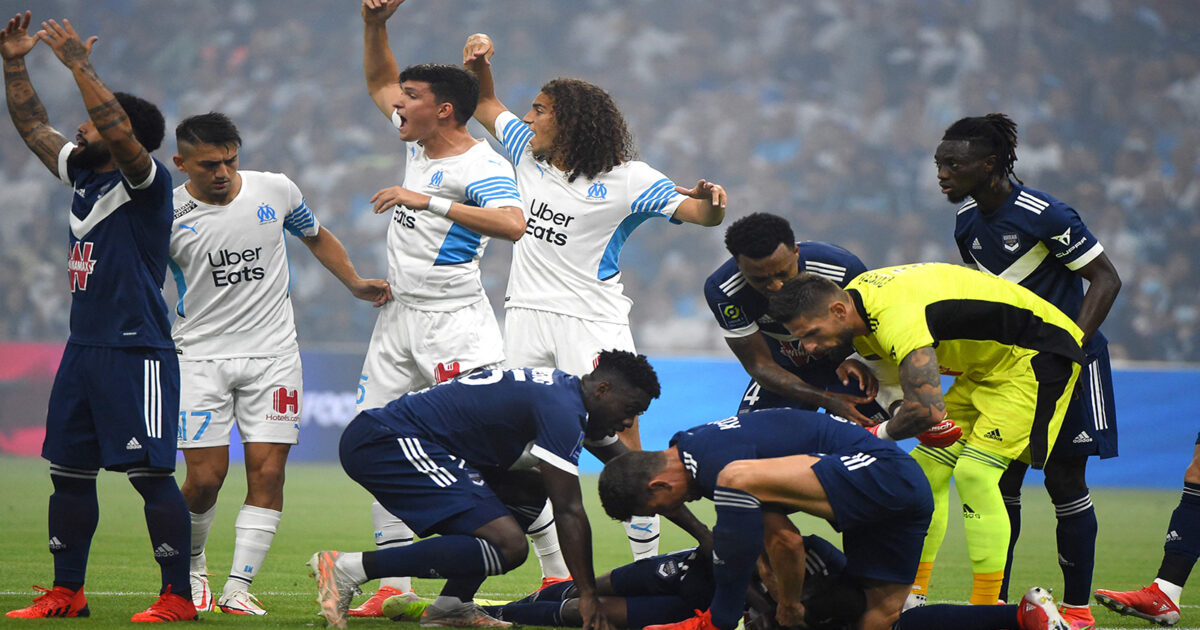 سقوط كالو مهاجم بوردو مغشياً عليه في الملعب كالو