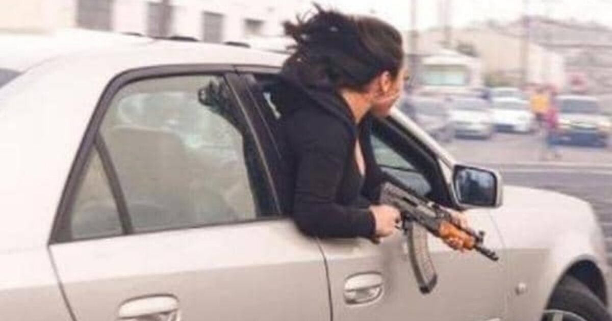 فتاة تحمل كلاشينكوف وتخرج جسدها من سيارة مسرعة تثير الجدل كلاشنكوف