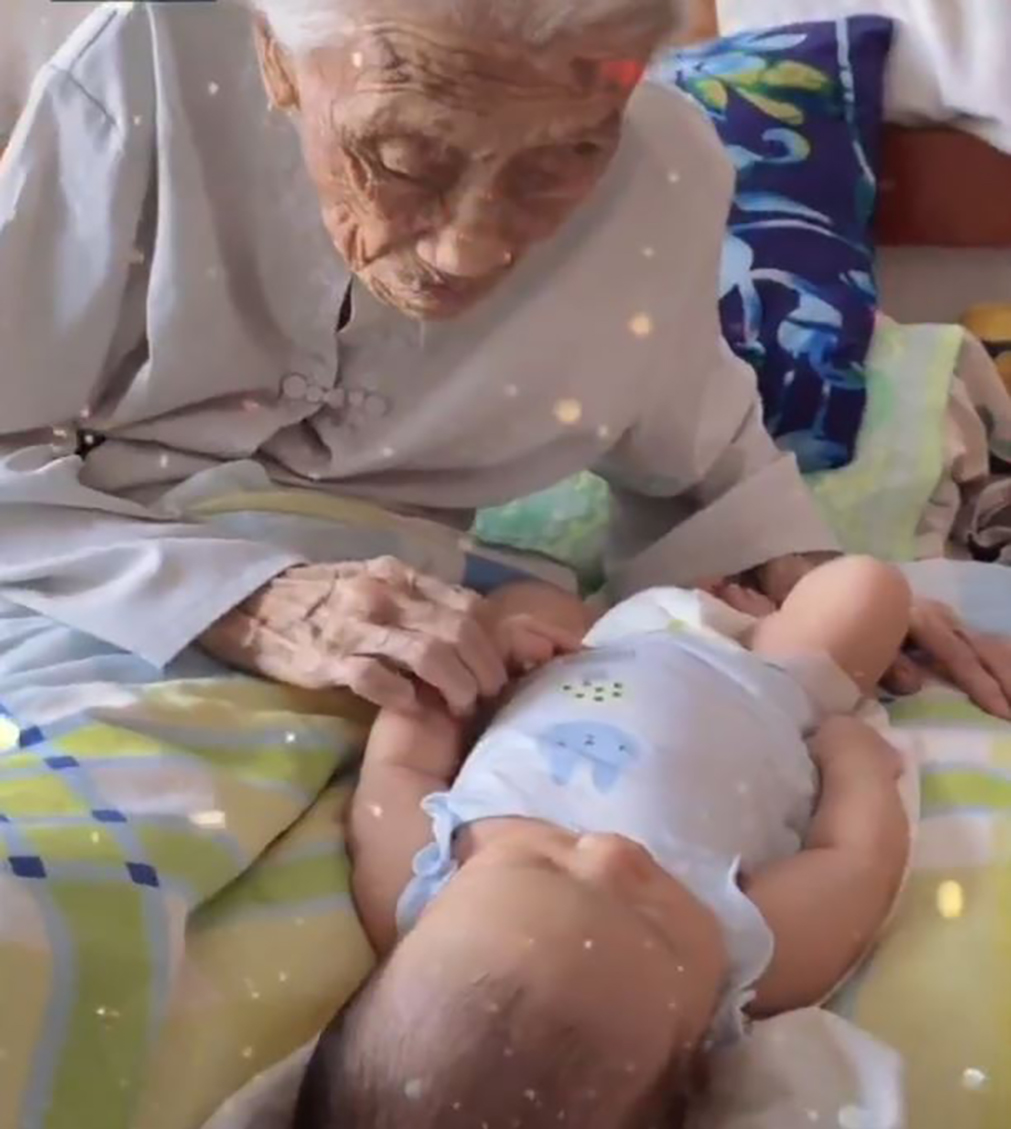 شاهد بالفيديو .. لحظة "لقاء القرن" في الصين جدة ومولود