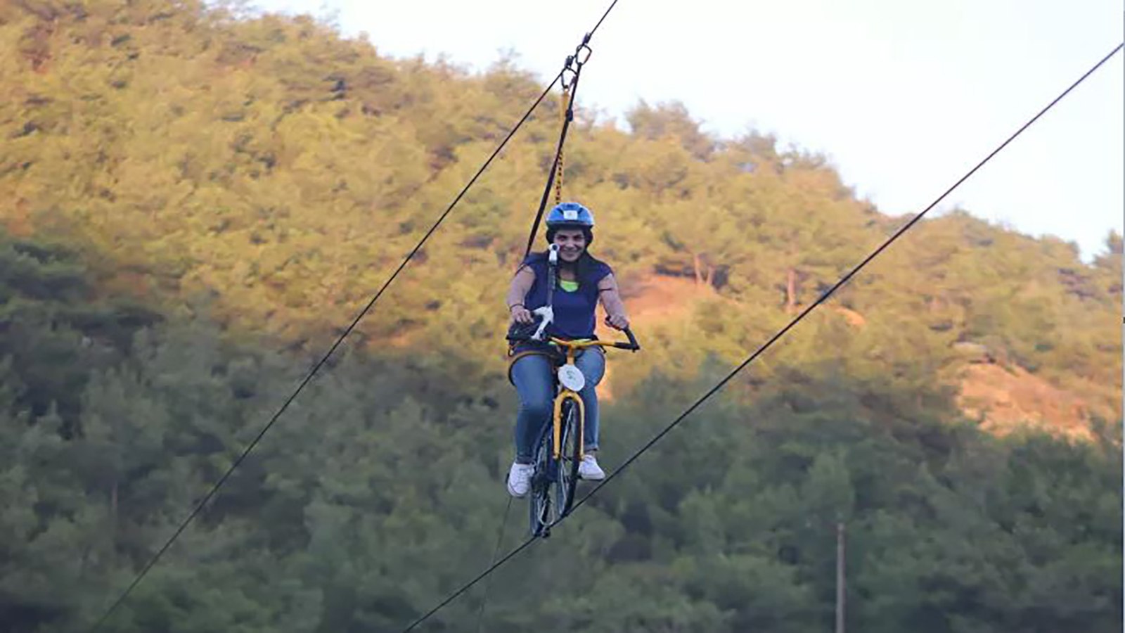 "سكاي بايك" اللاذقية.. أول مشروع عربي لرياضة التجديف على الحبال بالدراجات (فيديو) سكاي بايك