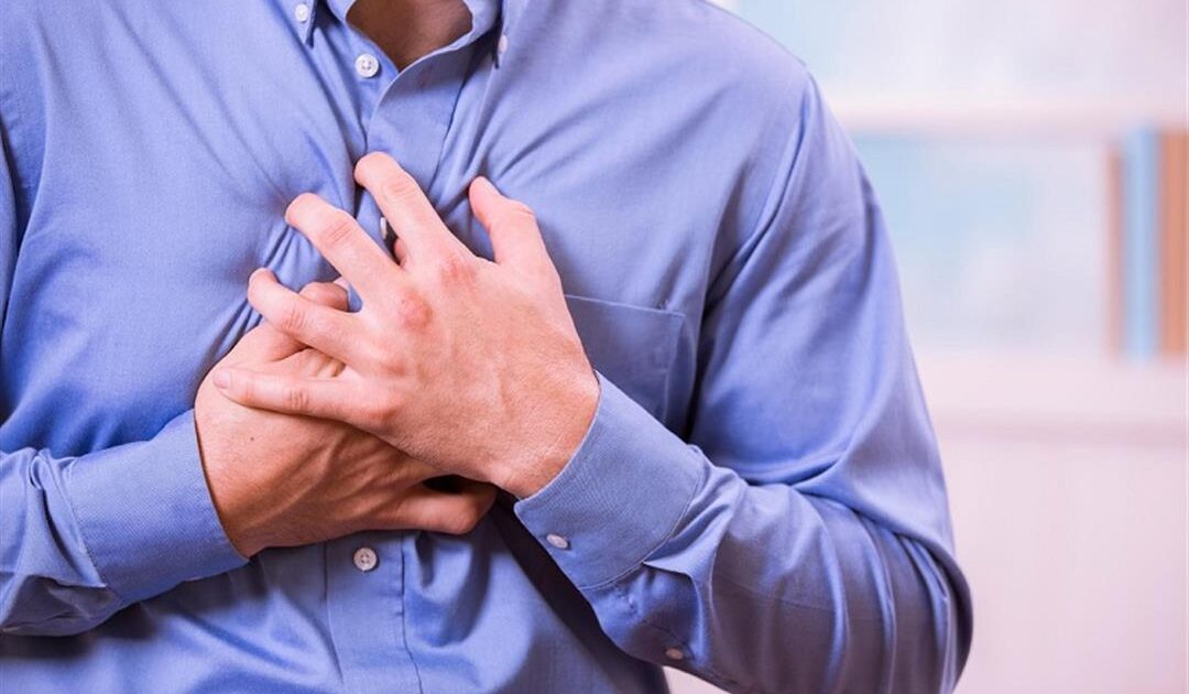 هل نغزات الصدر لها علاقة بأمراض القلب؟.. النمر يجيب القلب