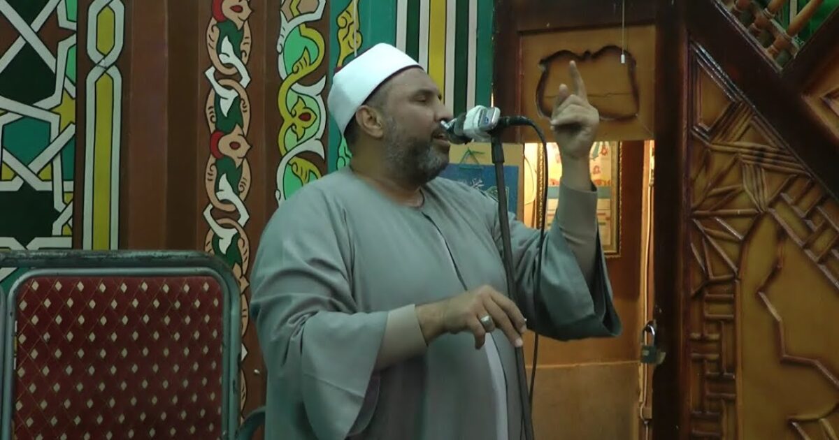 اللي مش عاجبه كلامي يطلع بره.. إمام مسجد في مصر يتهجم على المصلين أثناء خطبة الجمعة ويصفهم بالإرهابيين الشيخ صبري عبادة