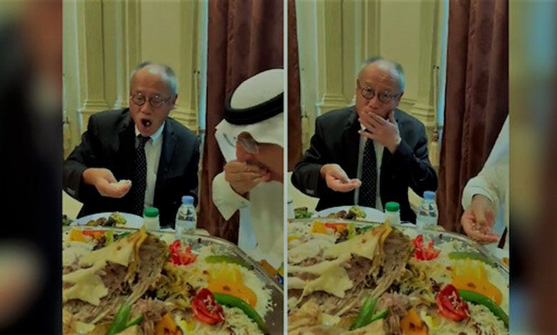سفير اليابان يأكل بيديه 780x470 1
