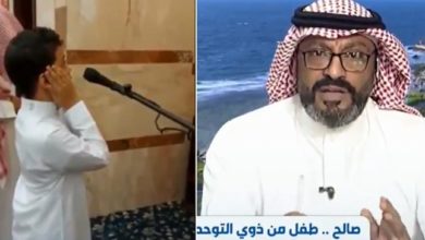 طفل توحد يرفع الاذان