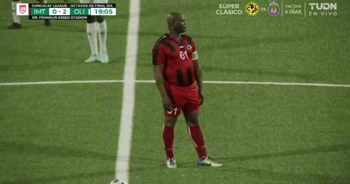 شارك كلاعب.. نائب رئيس دولة "ستيني" يتسبب في خسارة مذلّة لفريقه في مباراة رسمية (فيديو) لاعب