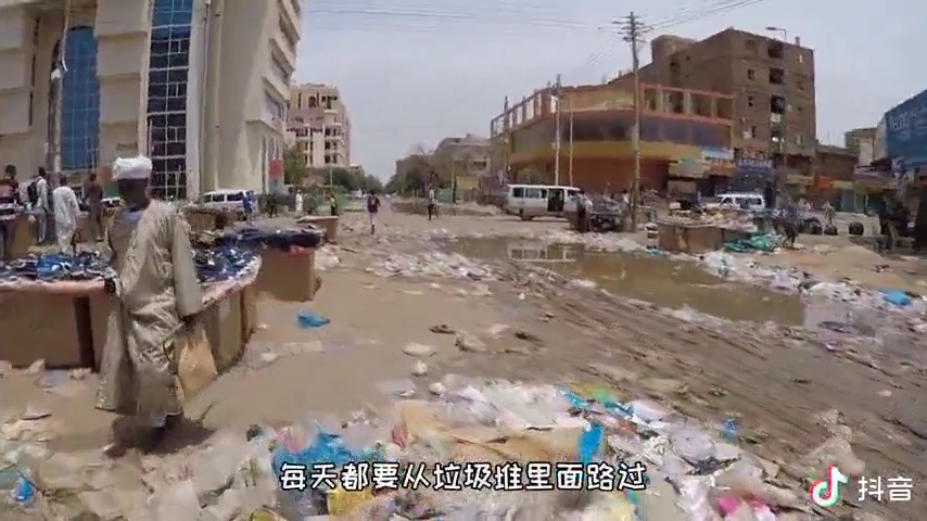 مقيم صيني يوثق للأوساخ في الخرطوم وينشرها اوساخ