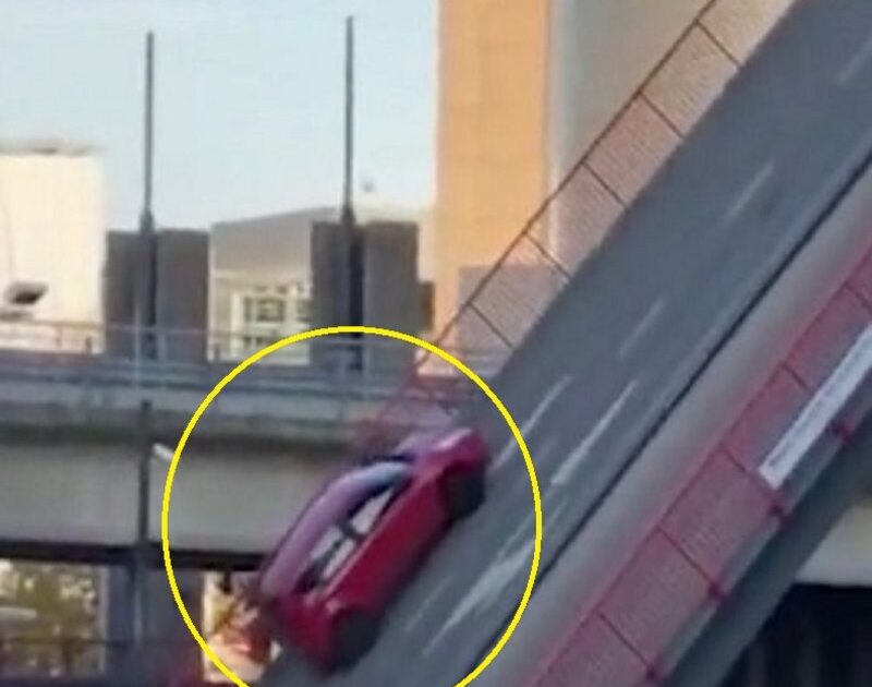 فيديو مرعب.. سيارة معلقة على جسر مفتوح وبداخلها أسرة 617e63a5793b8
