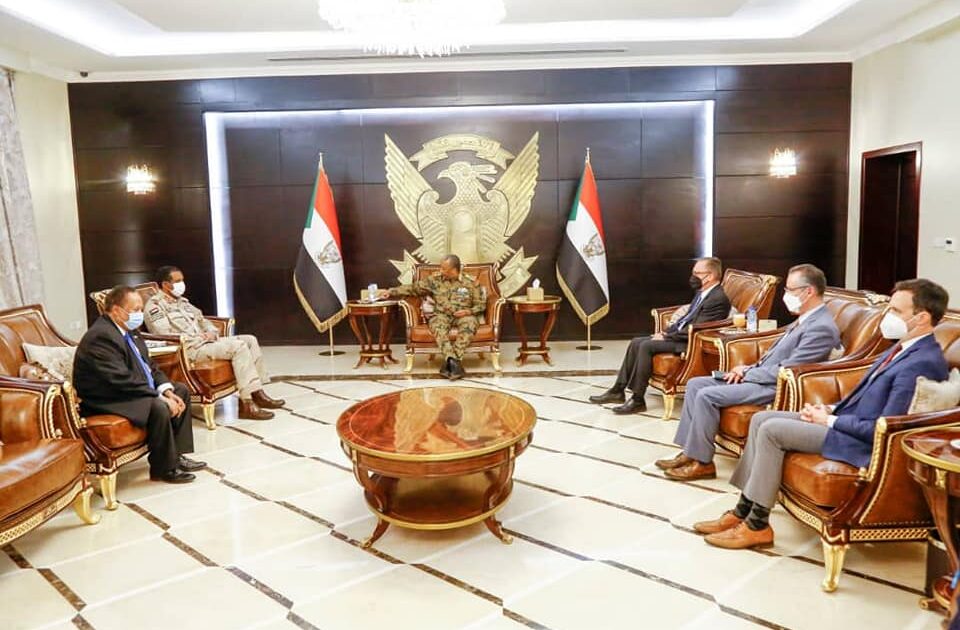 ظهور نادر منذ بداية الأزمة... البرهان يلتقي المبعوث الأمريكي بحضور حميدتي وحمدوك البرهان حميدتي حمدوك